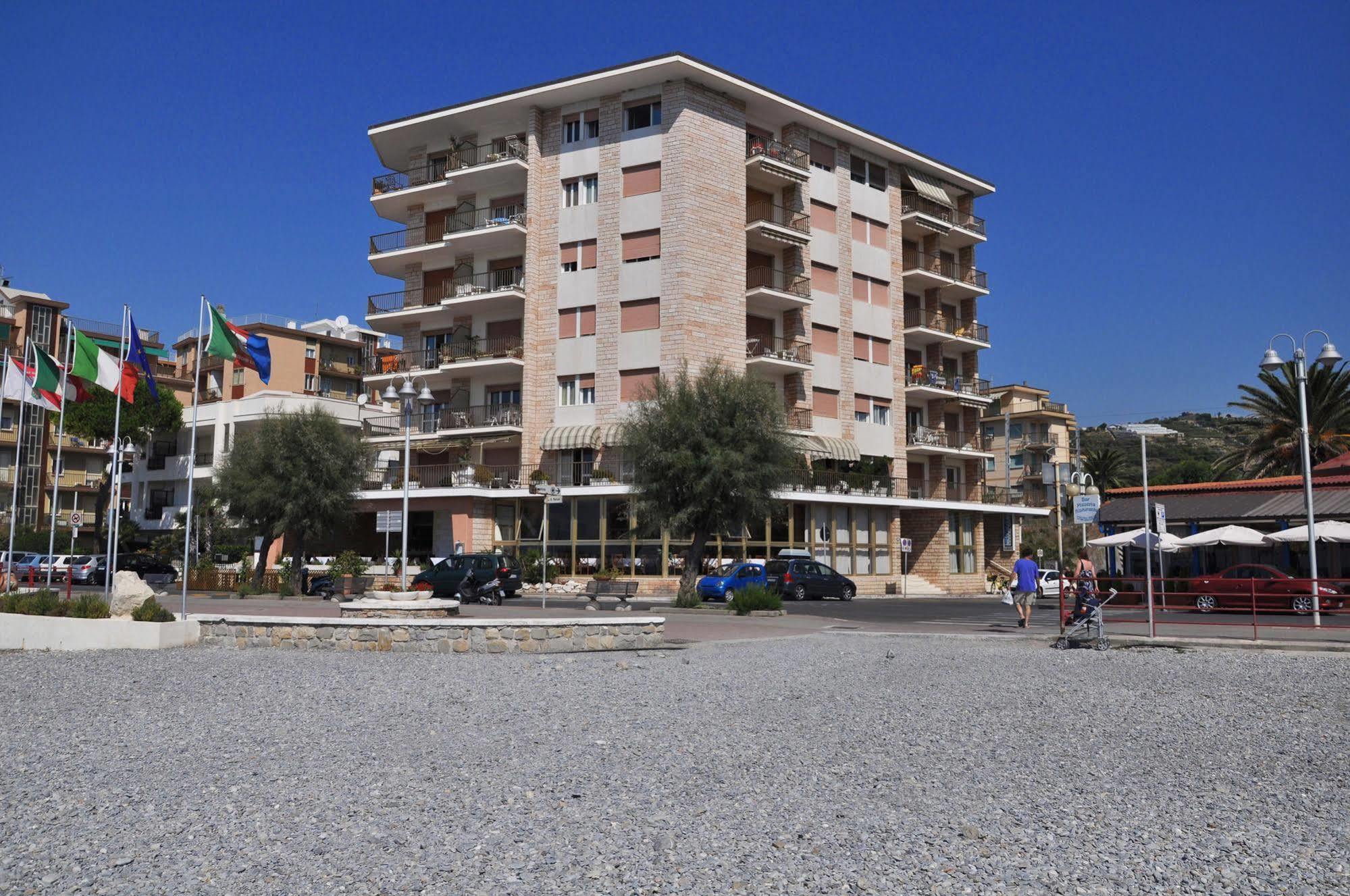 Gaiavacanze Beach Apartment Бордихера Екстериор снимка